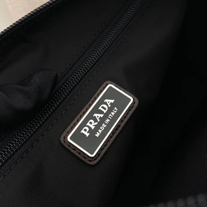PRADA 2VH192 リナイロンメッセンジャー サイズ:28x17.5x10cm