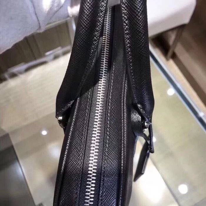 PRADA 0891 十字紋ブリーフケース 斜め掛け サイズ:36x28cm