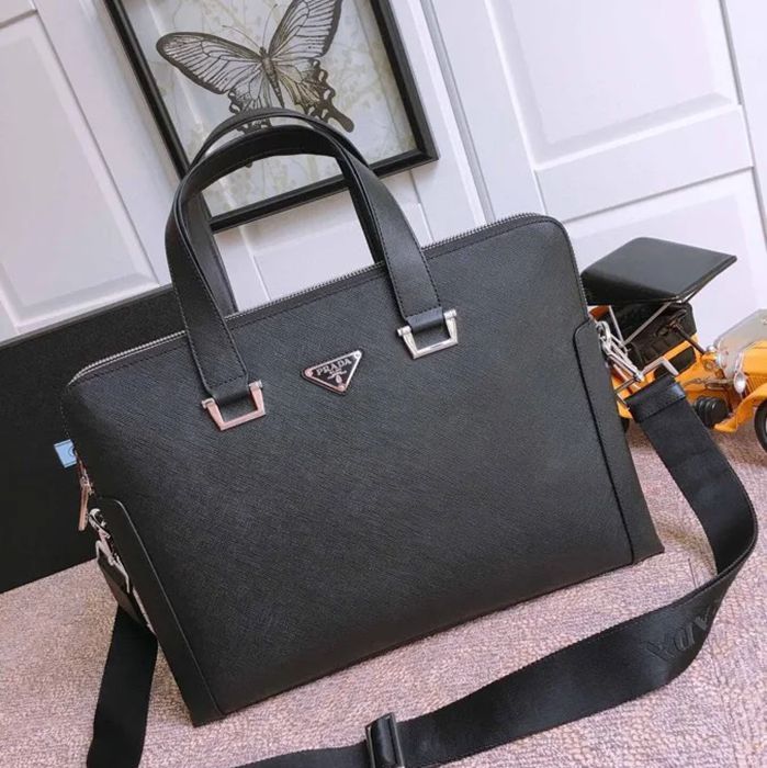 PRADA 81189 十字紋ブリーフケース 斜め掛け サイズ:39x29cm