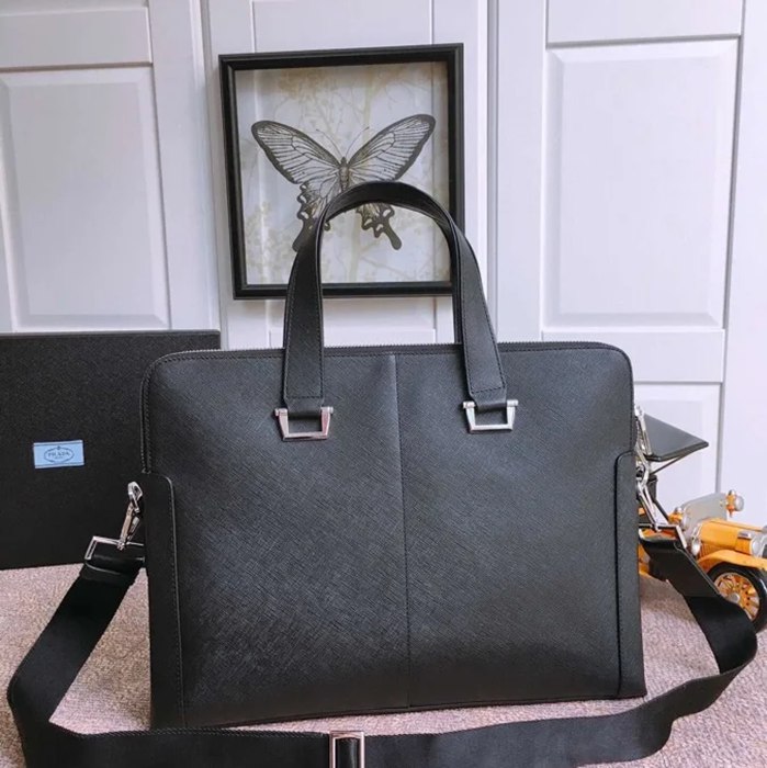 PRADA 81189 十字紋ブリーフケース 斜め掛け サイズ:39x29cm