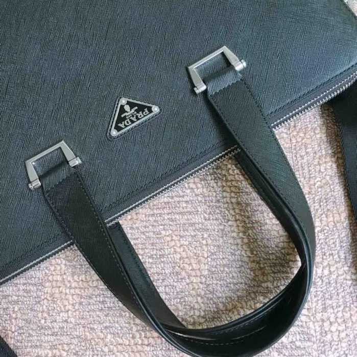PRADA 81189 十字紋ブリーフケース 斜め掛け サイズ:39x29cm