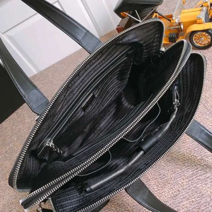 PRADA 81189 十字紋ブリーフケース 斜め掛け サイズ:39x29cm
