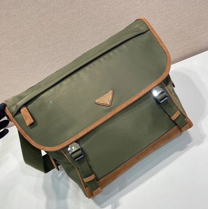 PRADA 2VD052A リナイロンメッセンジャー 大 サイズ:30x27.5x14.5cm