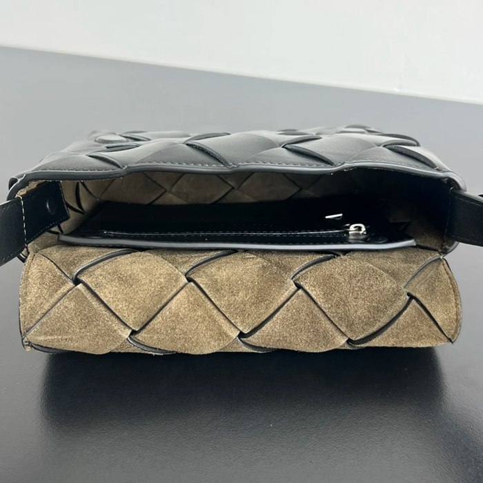 BOTTEGA VENETA BV 817921 ヘビ年限定 ディアゴ サイズ:22.5x16.5x5.5cm