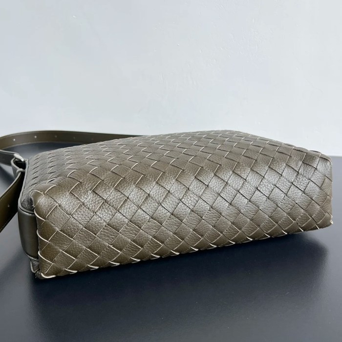 BOTTEGA VENETA BV 815748 トラベラーダーホーボー サイズ:35x29.5x8.5cm