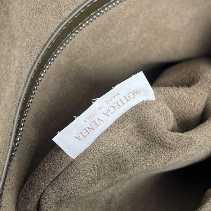 BOTTEGA VENETA BV 815748 トラベラーダーホーボー サイズ:35x29.5x8.5cm