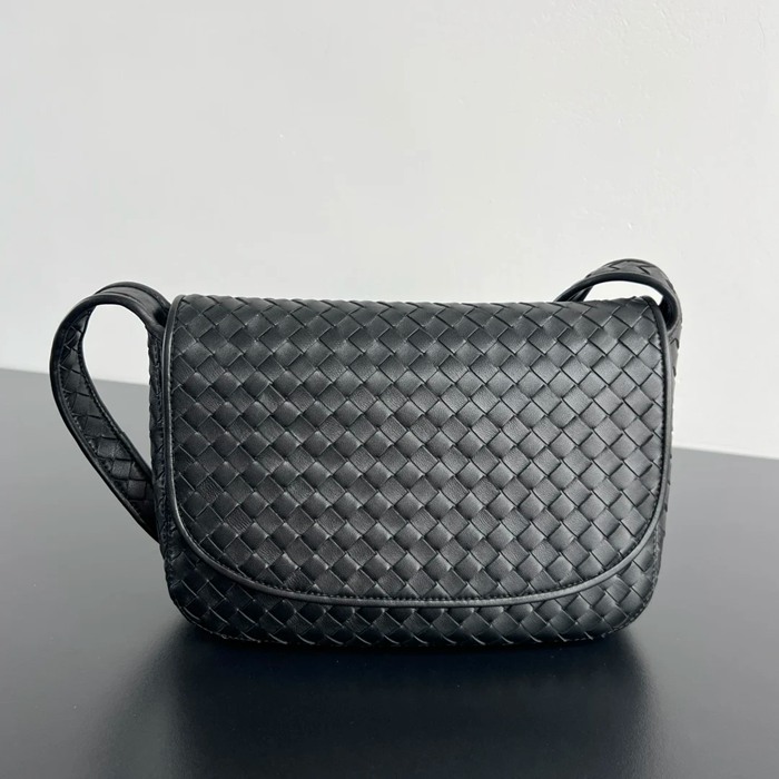 BOTTEGA VENETA BV 843836 ヴェネトフラップ斜め掛け サイズ:26x18.5cm