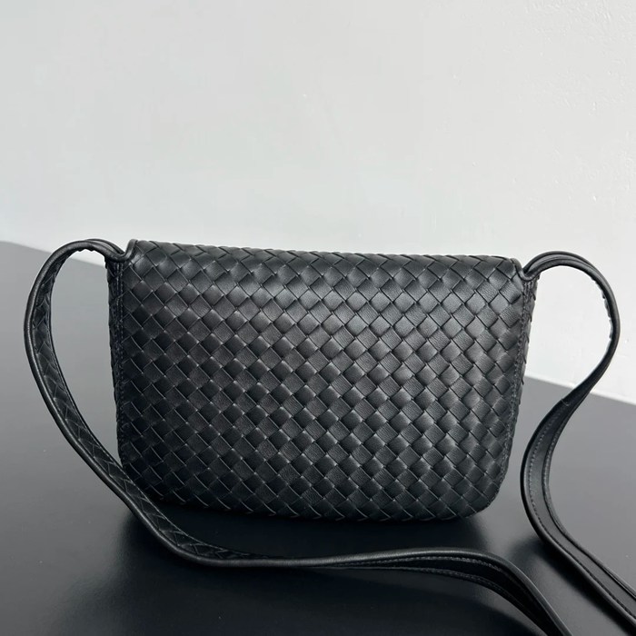 BOTTEGA VENETA BV 843836 ヴェネトフラップ斜め掛け サイズ:26x18.5cm