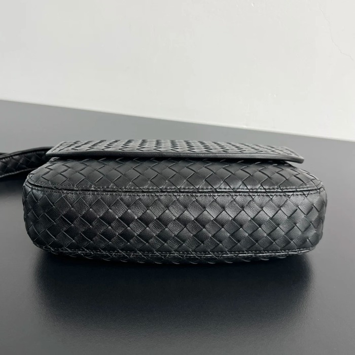BOTTEGA VENETA BV 843836 ヴェネトフラップ斜め掛け サイズ:26x18.5cm