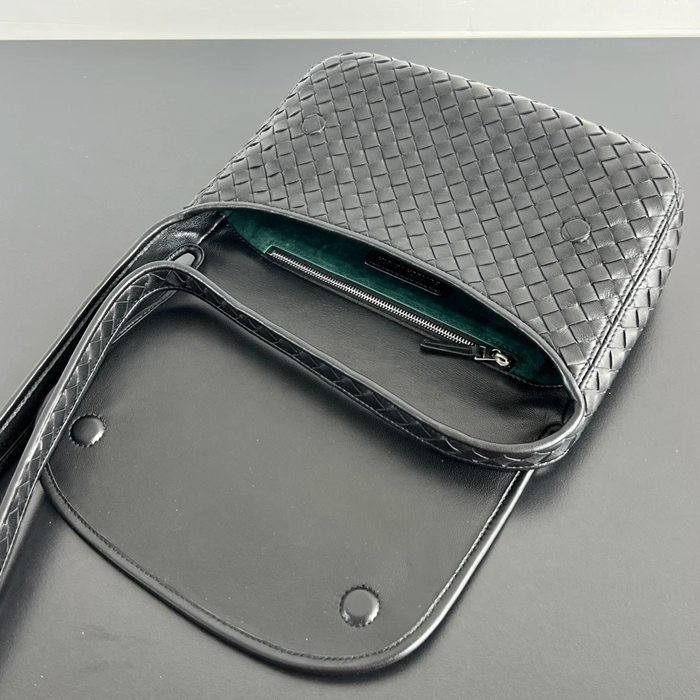 BOTTEGA VENETA BV 843836 ヴェネトフラップ斜め掛け サイズ:26x18.5cm