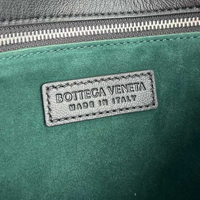 BOTTEGA VENETA BV 843836 ヴェネトフラップ斜め掛け サイズ:26x18.5cm