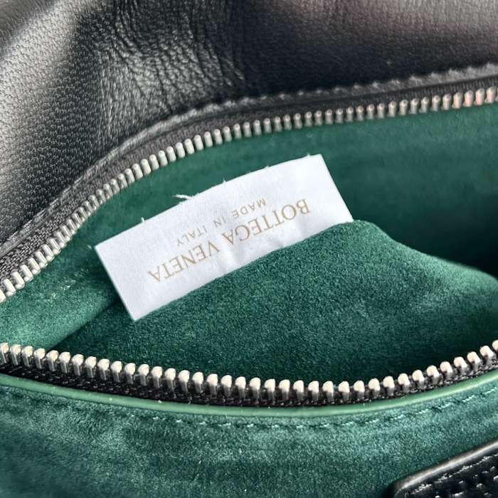 BOTTEGA VENETA BV 843836 ヴェネトフラップ斜め掛け サイズ:26x18.5cm