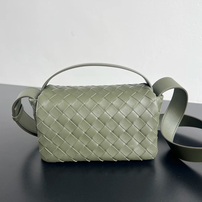 BOTTEGA VENETA BV 857931 ミニ編みフラップハンドバッグ サイズ:20x12x6.5cm