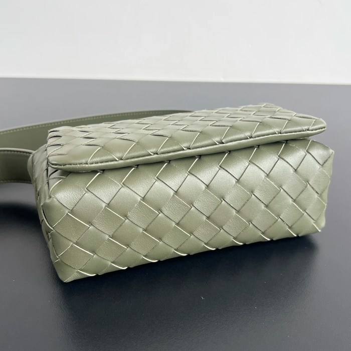 BOTTEGA VENETA BV 857931 ミニ編みフラップハンドバッグ サイズ:20x12x6.5cm