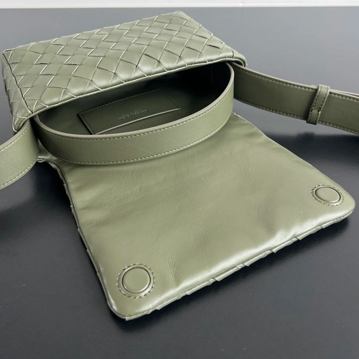 BOTTEGA VENETA BV 857931 ミニ編みフラップハンドバッグ サイズ:20x12x6.5cm