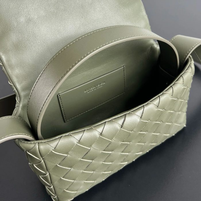 BOTTEGA VENETA BV 857931 ミニ編みフラップハンドバッグ サイズ:20x12x6.5cm