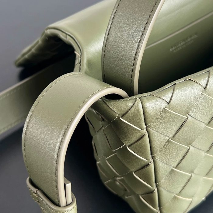 BOTTEGA VENETA BV 857931 ミニ編みフラップハンドバッグ サイズ:20x12x6.5cm