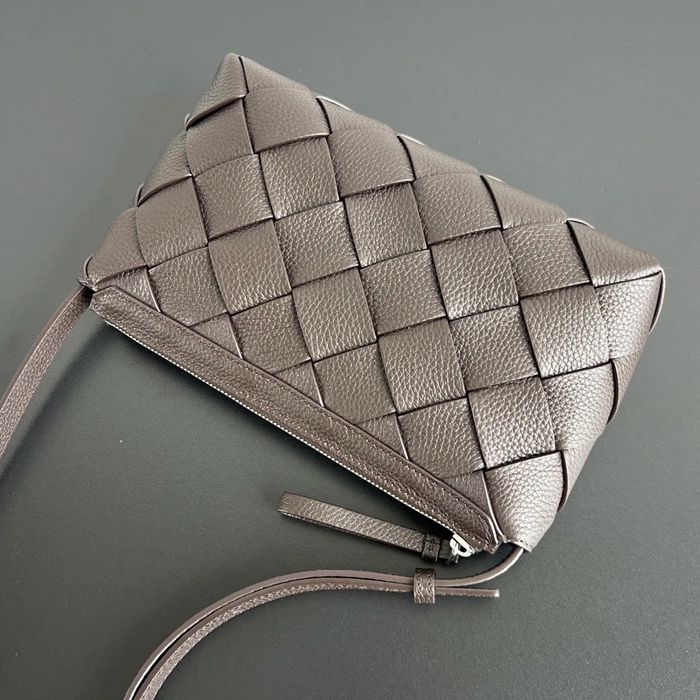 BOTTEGA VENETA BV 837112 新作編み斜め掛け ディアゴ サイズ:25x15cm