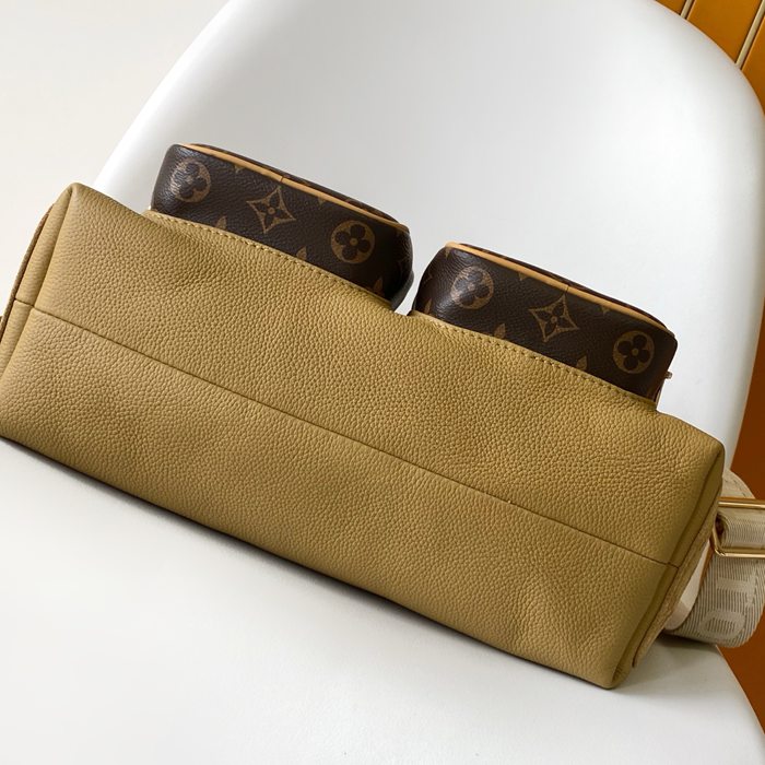 LOUIS VUITTON M12697 モノグラムダブルポケット斜め掛け サイズ:31x30x10.8cm