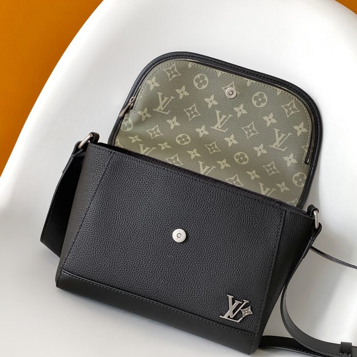 LOUIS VUITTON M12625 パルス メッセンジャー サイズ:26.6x17x11cm