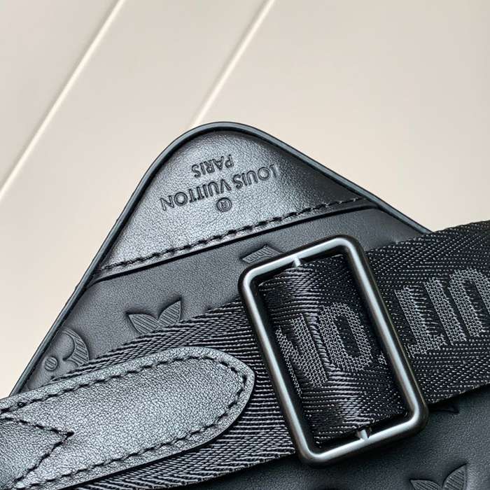 LOUIS VUITTON M69827 デュオ メッセンジャー サイズ:26x18.5cm