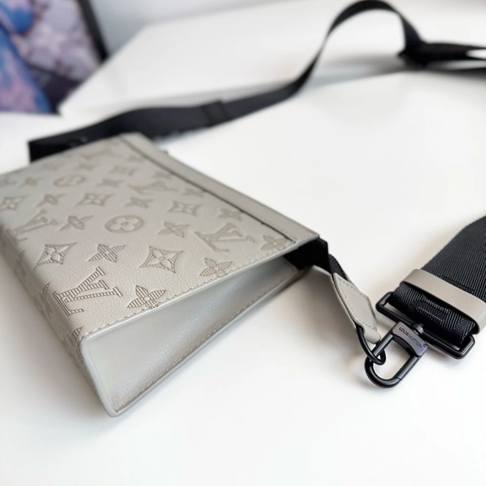 LOUIS VUITTON M81115 ガストンウェアラブルウォレット サイズ:22x14.5x4.5cm