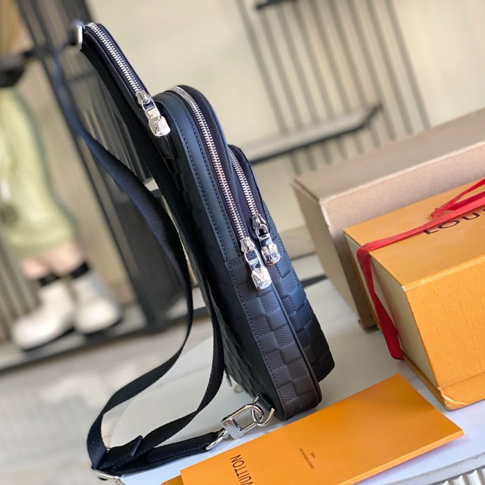 LOUIS VUITTON M45303 イタリアA級レザー胸バッグ サイズ:31x20cm