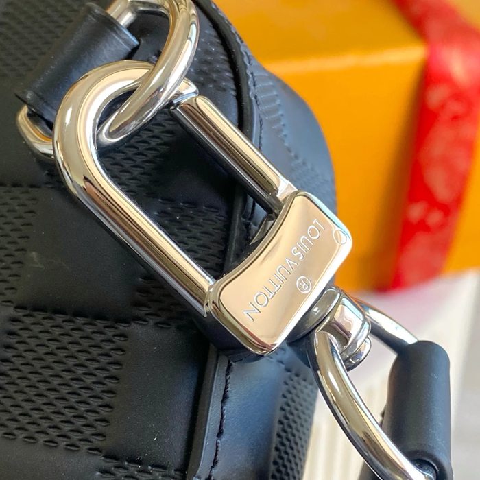LOUIS VUITTON M45303 イタリアA級レザー胸バッグ サイズ:31x20cm