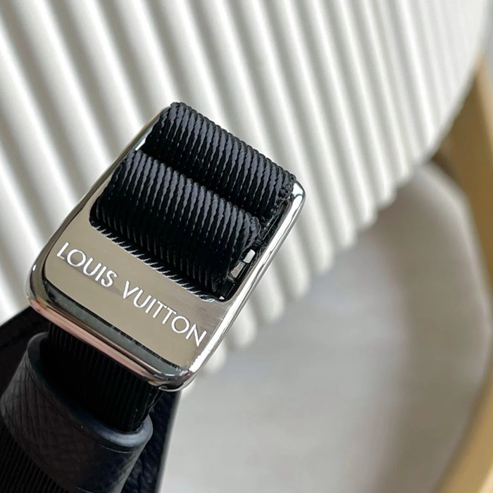 LOUIS VUITTON M30233 イタリア黒花レザー斜め掛け サイズ:25x19cm