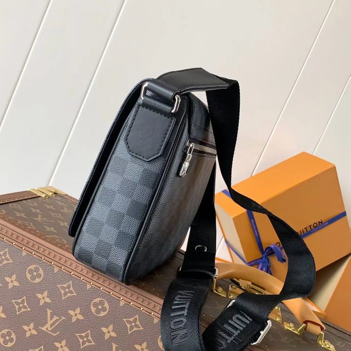 LOUIS VUITTON M42710 コーティングキャンバスメッセンジャー ディストリクト サイズ:26x20cm