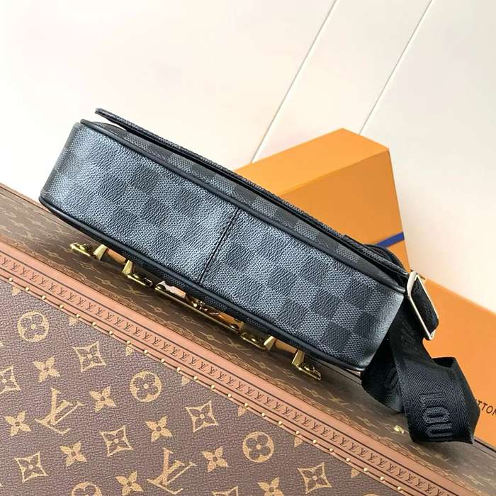 LOUIS VUITTON M42710 コーティングキャンバスメッセンジャー ディストリクト サイズ:26x20cm
