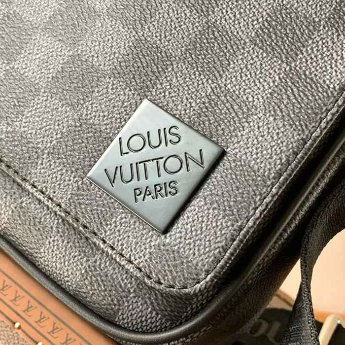 LOUIS VUITTON M42710 コーティングキャンバスメッセンジャー ディストリクト サイズ:26x20cm
