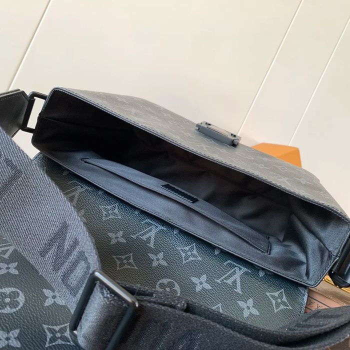 LOUIS VUITTON M46794 キャンバスメッセンジャー エスケープ 黒花 サイズ:28x16x10cm