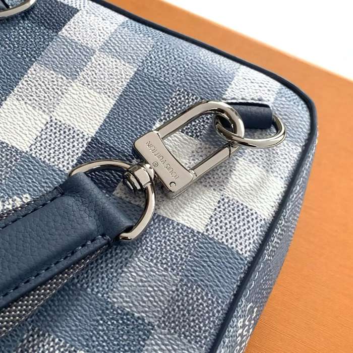 LOUIS VUITTON M28589 黒コーティングキャンバス胸バッグ サイズ:33x16x5.7cm