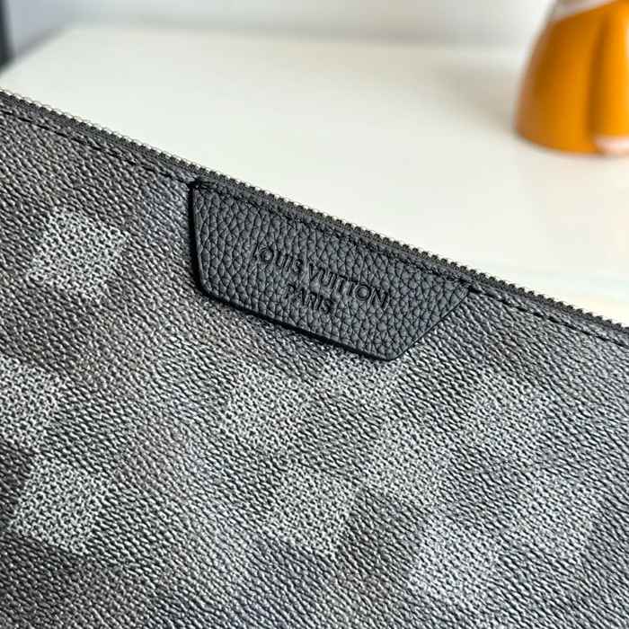 LOUIS VUITTON M28602 ダモフラージュメッセンジャー サイズ:25x18.5cm