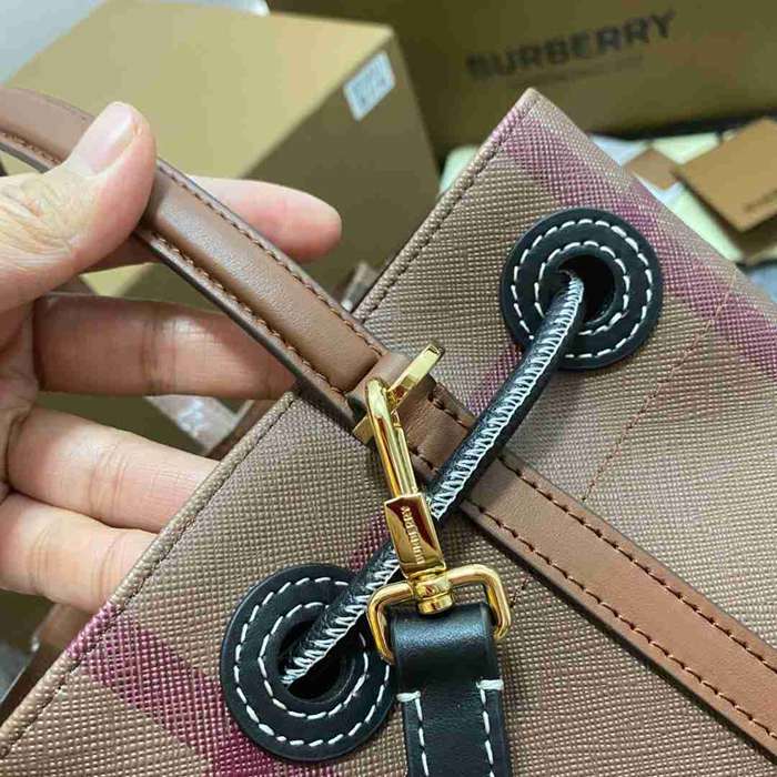 BURBERRY 6911 ブラウン ショルダーバッグ クラシックチェック 26x26x16cm サイズ:26x26x16cm