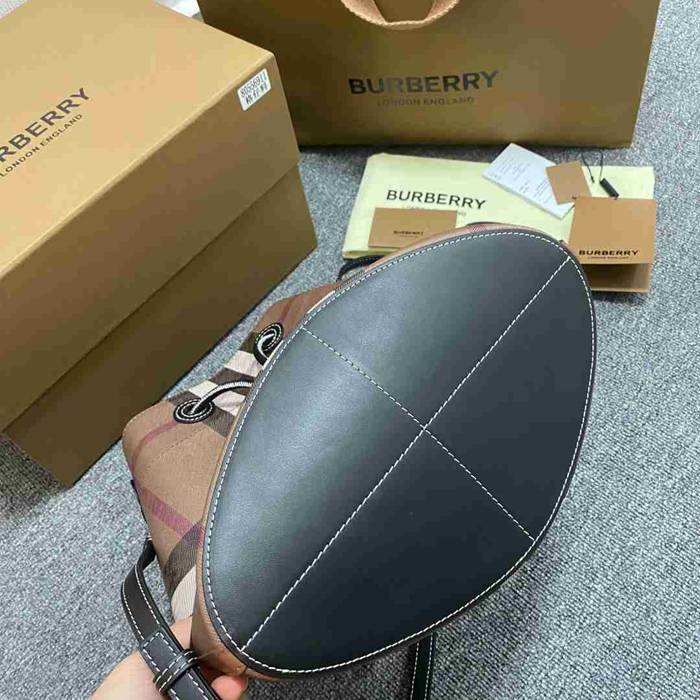 BURBERRY 6911 ブラウン ショルダーバッグ クラシックチェック 26x26x16cm サイズ:26x26x16cm