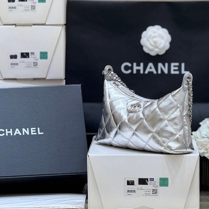 CHANEL カーフレザー ブラック×ゴールド×シルバー 脇下バッグ ファッショナブル 26×17×8.5cm サイズ:26×17×8.5cm