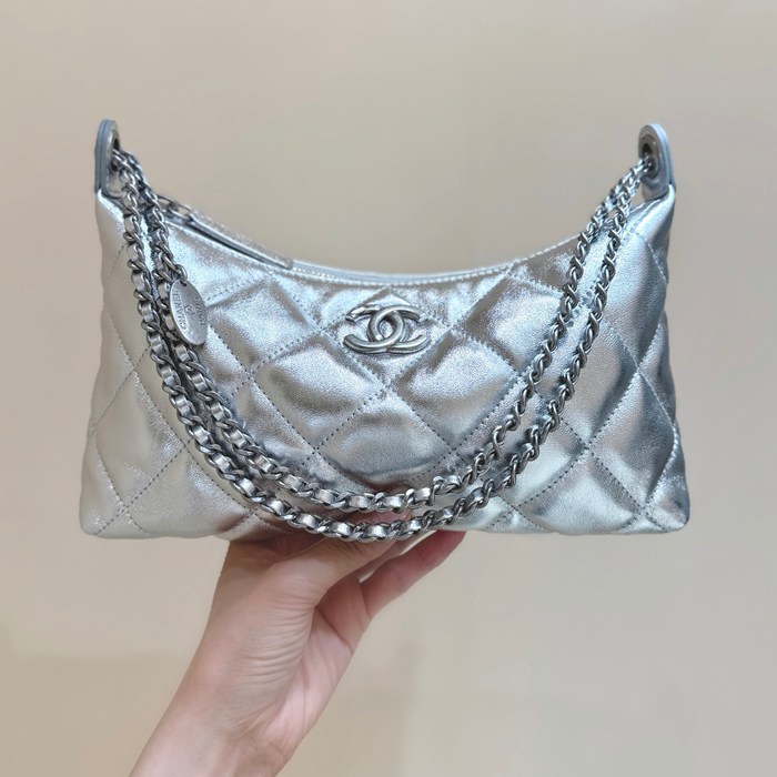 CHANEL カーフレザー ブラック×ゴールド×シルバー 脇下バッグ ファッショナブル 26×17×8.5cm サイズ:26×17×8.5cm