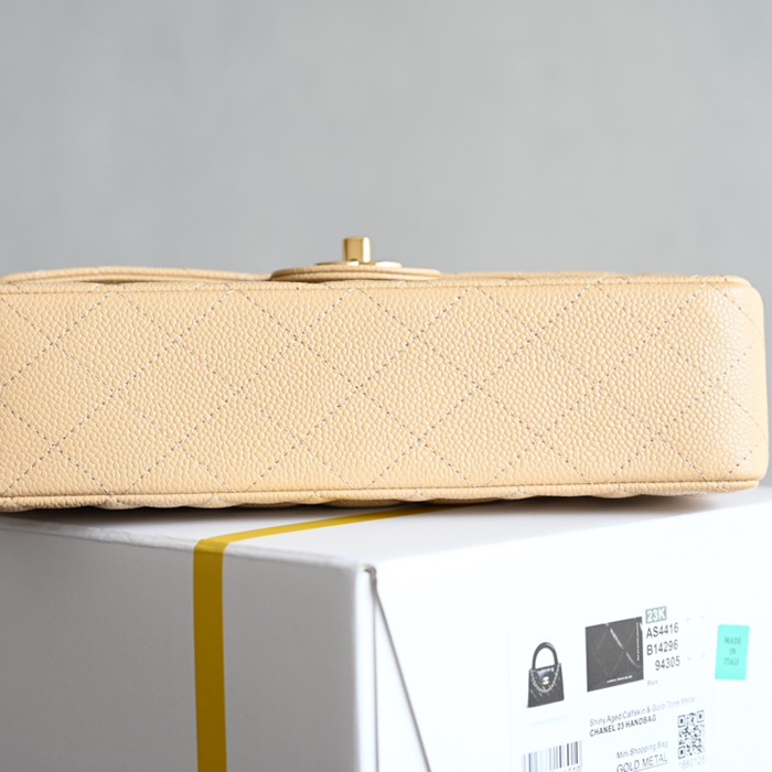 CHANEL ラムレザー ホワイト×ゴールド 中 25.5×15.5×6.5cm サイズ:25.5×15.5×6.5cm