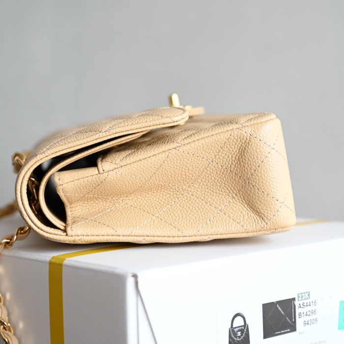CHANEL ラムレザー ホワイト×ゴールド 中 25.5×15.5×6.5cm サイズ:25.5×15.5×6.5cm