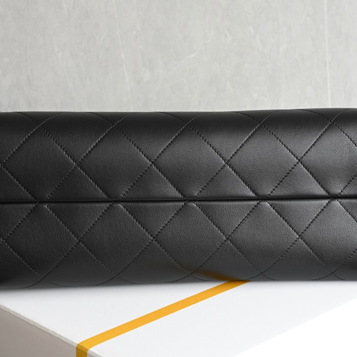 CHANEL ラムレザー ブラック×ホワイト×ゴールド トートバッグ ヴィンテージ 大容量 40×28×15cm サイズ:40×28×15cm