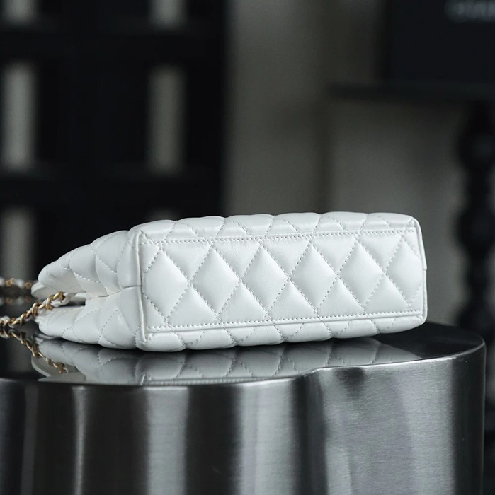 CHANEL カーフレザー 菱格紋 ホワイト×ゴールド 斜め掛けバッグ ヴィンテージ 秋冬 19×12×7cm サイズ:19×12×7cm