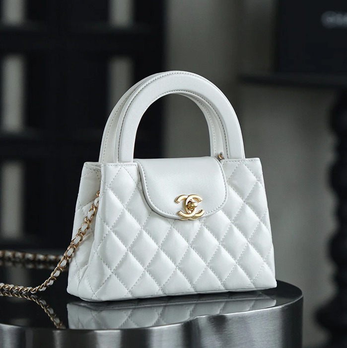 CHANEL カーフレザー 菱格紋 ホワイト×ゴールド 斜め掛けバッグ ヴィンテージ 秋冬 19×12×7cm サイズ:19×12×7cm