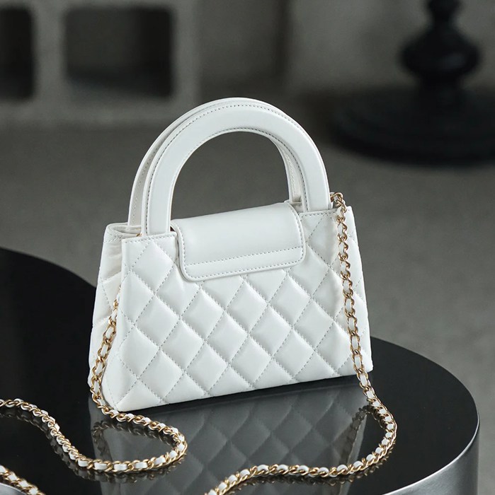 CHANEL カーフレザー 菱格紋 ホワイト×ゴールド 斜め掛けバッグ ヴィンテージ 秋冬 19×12×7cm サイズ:19×12×7cm