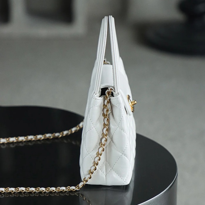 CHANEL カーフレザー 菱格紋 ホワイト×ゴールド 斜め掛けバッグ ヴィンテージ 秋冬 19×12×7cm サイズ:19×12×7cm