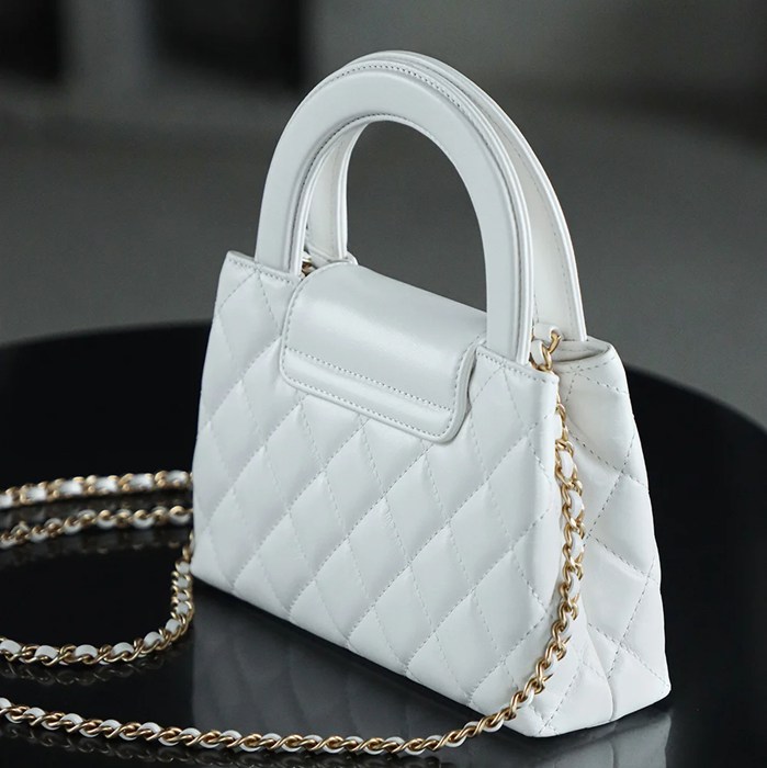 CHANEL カーフレザー 菱格紋 ホワイト×ゴールド 斜め掛けバッグ ヴィンテージ 秋冬 19×12×7cm サイズ:19×12×7cm