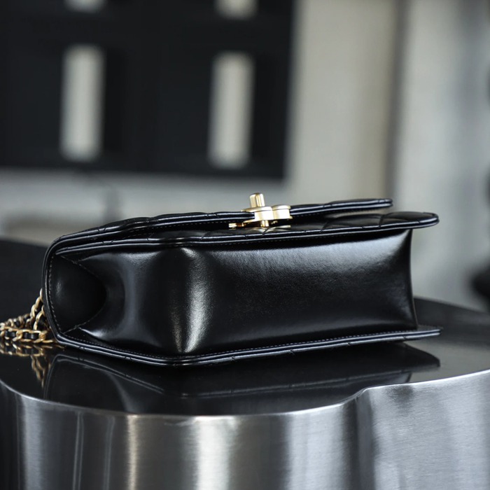 CHANEL カーフレザー ゴールド 斜め掛けバッグ 19×12×8cm サイズ:19×12×8cm