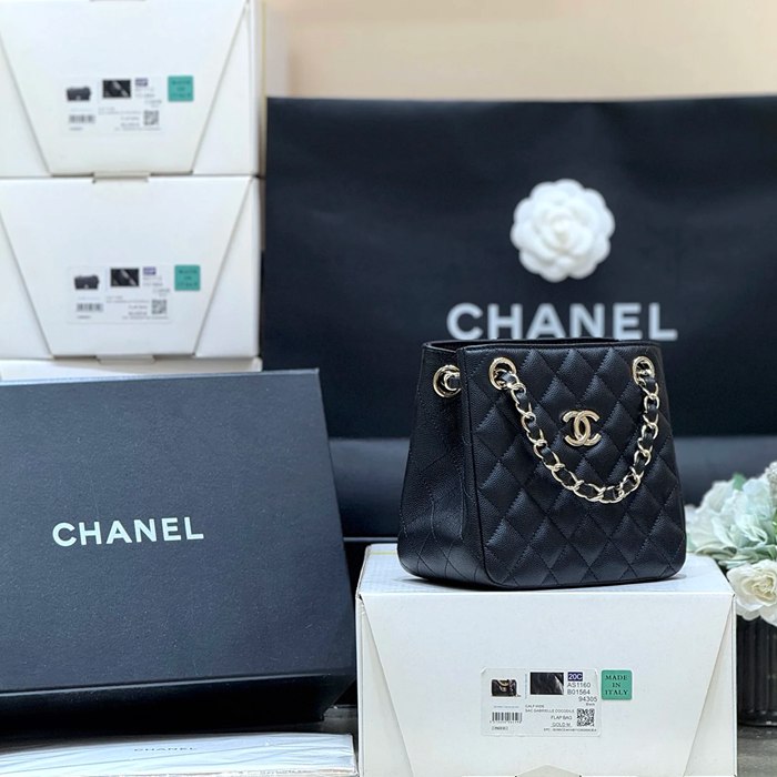 CHANEL カーフレザー 荔枝紋 ブラック×ゴールド 斜め掛けバッグ クラシック 小 16.5×15×10.5cm サイズ:16.5×15×10.5cm