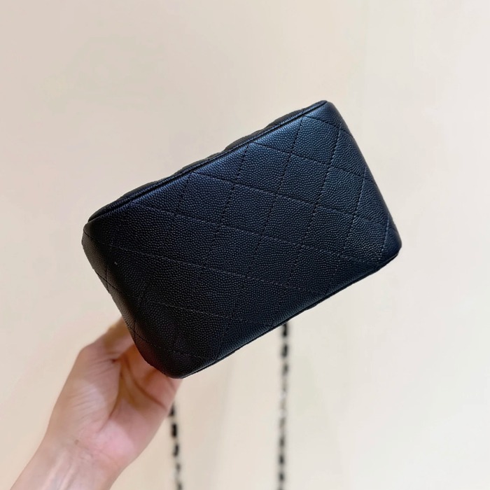 CHANEL カーフレザー 荔枝紋 ブラック×ゴールド 斜め掛けバッグ クラシック 小 16.5×15×10.5cm サイズ:16.5×15×10.5cm